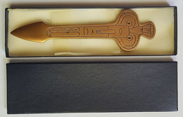 NECESSAIRE DE BUREAU - OBJET MEDAILLE - ROGER VIEILLARD - BRONZE - REINE DE JEU D'ECHEC - SYMBOLE - BRONZE - 1977 - Briefopener