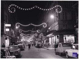 SUPERBE Paris / Rue Rambuteau Grande Photo De Nuit Originale 1967 Noël Citroën Voiture 2CV Renault Fourgonnette C8-28 - Lugares