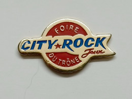 Pin's Jeux CITY-ROCK à La Foire Du Trône De PARIS 12 ème Arrondissement 75012 - Jeux