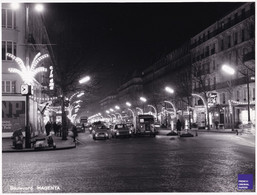 SUPERBE Paris / Boulevard Magenta -Grande Photo De Nuit 1967 Noël Citroën TUBE Scooter Vespa Voiture Renault Jaren C8-30 - Lugares