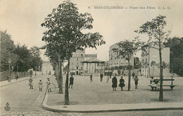 CPA Bois Colombes-Place Des Fêtes-8       L1740 - Colombes