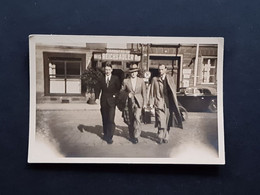 3 Geschäftsmänner Vor Dem Bahnhofshotel Reichsadler, Ort Unbekannt, Sw-Fotografie 5,5 X 9 Cm - Persone