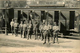 Agen * Un Régiment Anglais De Passage En Gare De La Ville * Campagne De 1914 * Militaria * Wagon Ligne Chemin De Fer - Agen