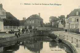 Guines * Le Canal De La Ville Au Pont D'avignon * Villageois - Guines