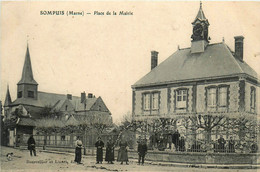 Sompuis * Rue Et La Place De La Mairie * Villageois - Autres & Non Classés