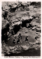 PHOTO / 9 X 6 CM / NOUVELLE ZELANDE / ROTORUA / MAORI CHILDREN BATHING IN THERMAL POOL - New Zealand