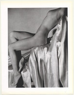 Lisa Fonssagrives On Silk, 1940 (1992 Sheet: Horst P. Horst 27.5 X 35.5 CM) - Unclassified