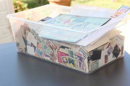 Boite De Timbres + 1kg - Stamp Boxes