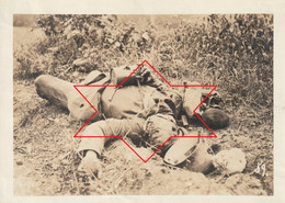 Photo AEF Mai 1918 CANTIGNY (près Roye) - Cadavre De Soldat Allemand, Stahlhelm (A242, Ww1, Wk 1) - War 1914-18