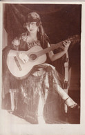 Carte Photo D'une Femme En Gitane Jouant De La Guitare - Women