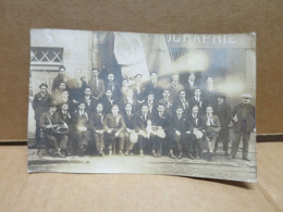 Groupe De Conscrits Devant Le Magasin Du Photographe PETIT Carte Photo Devanture Animation - A Identifier