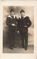 CPA Photo De Deux Militaires Dans La Marine - Marins Avec Moustaches Fantaisie Et Uniforme - Fotografia