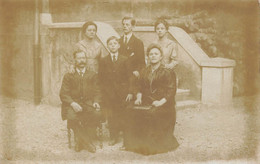 CPA Photo D'une Famille Posant Devant Une Descente D'escalier - Fotografie