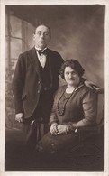 CPA Photo D'un Couple Bien Habillé - Costume Trois Pièces Et Noeud Papillon - Collier De Perles - Fotografie