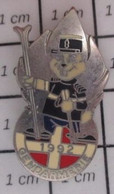 512f Pin's Pins / Beau Et Rare : THEME JEUX OLYMPIQUES / ALBERTVILLE 1992 GENDARME SKIEUR MARMOTTE FLAMME TOUT ARGENT - Jeux Olympiques