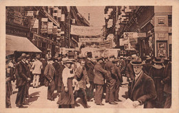 Delcampe - CPA Gruss Von Der Leipziger Messe - Perterstrasse - Très Animé - 1922 - Leipzig