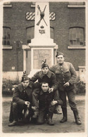 CPA Photo De Soldats En Groupe Faisant Des Oreilles De Lapin Pour La Photo - Humour - Militaires -  Monument Aux Morts - Humour