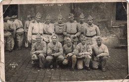 CPA Photo De Soldats - Groupe De Militaires Au Camp - Regiments