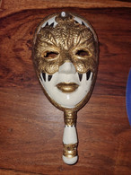 Petit Masque En Forme De Visage Avec Masque De Carnaval Sur Les Yeux à Tenir à La Main - Carnival