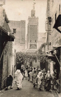 CPA Photo De Fez El Bali - Mosquée Des Chrabliyines - Vue D'une Rue Très Animée - Minaret - Fez