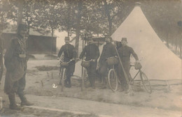 CPA Photo - Militaire Au Camp Avec Leurs Vélos - Devant Une Tente - Soldats Cyclistes - Guerra 1914-18