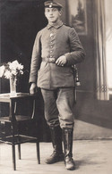 CARTE PHOTO ALLEMANDE - GUERRE 14 -18 - PHOTO STUDIO SOLDAT AVEC BAÏONNETTE - Guerra 1914-18