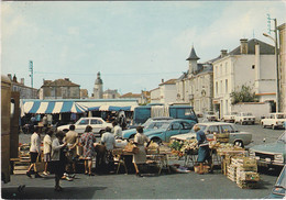 SAUZE-VAUSSAIS. Le Marché. Voitures: Peugeot 504. Citroën 2 Chevaux. Etc........ - Sauze Vaussais