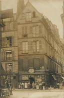 75 PARIS .1 CARTE PHOTO -  Commerce Epicerie Commestibles. 5 Place Des Ecoles (voir Info) - Pubs, Hotels, Restaurants