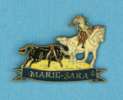 1 PIN'S //  ** MARIE-SARA / UNE DES RARES FEMMES TOREROS Ä CHEVAL / REJONEADORA ** . (N'EMAUX) - Bullfight - Corrida