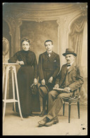 * Cp Photo - ALES - ALAIS - Portrait De Famille - Guéridon - Femme - Vieil Homme - Garçon - Photo MALAVAS - Alès