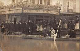 95-BEZONS- CARTE-PHOTO- UN GROUPE DE SINISTRE ET DE SAUVETEURS INONDATIONS JANVIER 1910 - Bezons