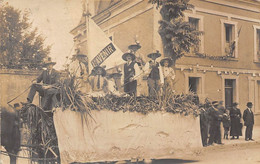 Doué La Fontaine      49      Proche Avenue De La Gare    Cavalcade.  Char Attelé  Carte Photo   (voir Scan) - Doue La Fontaine