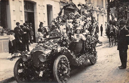 Doué La Fontaine      49      Proche Avenue De La Gare    Cavalcade.  Voiture Fleurie  -  3 - Carte Photo   (voir Scan) - Doue La Fontaine