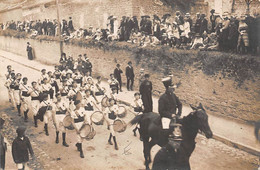 Doué La Fontaine      49      Proche Avenue De La Gare    Cavalcade.  Fanfare  - Carte Photo   (voir Scan) - Doue La Fontaine