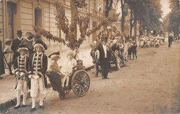 Doué La Fontaine      49      Proche Avenue De La Gare  Cavalcade.Char Tiré Par 2 Enfants   Carte Photo (voir Scan) - Doue La Fontaine