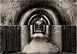 (2 J 27) France - Les Caves De Champagne Mercier (b/w) Bouteilles / Bottles - Vignes