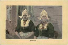 NETHERLANDS - VOLENDAM - WOMEN IN TRADITIONAL COSTUME - EDIT WEENENK & SNEL - 1920s  (11366) - Edam