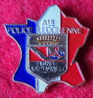 SUPER PIN'S POLICE : ALE POLICE LEDONIENNE - LONS Le SAUNIER (39) Ecusson Sur CARTE De FRANCE Email Base Argent  2,3X2,1 - Police