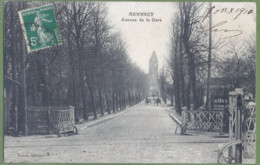 CPA - ESSONNE - MENNECY - AVENUE DE LA GARE - Passage à Niveau Et Petite Animation En Arrière Plan- Vasse éditeur - Mennecy