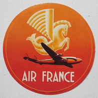 ETIQUETTE BAGAGE - AIR FRANCE - ANNEE 50 - PEGASE - AVION CONSTELLATION - DIAMETRE : 9;5 Cm - FOND ROUGE ORANGE - Baggage Etiketten