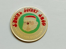 Pin's NOËL Le Père Noël SANTA'S SECRET SHOP - Pin Badge Pins Santa Klaus Magasin Du Père Noël - Kerstmis