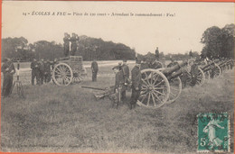 MILITARIA - ÉCOLES A FEU - PIÈCE DE 120 COURT - ATTENDANT LE COMMANDEMENT : FEU ! - Nombreux Militaires - Manoeuvres