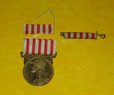 MEDAILLE GRANDE GUERRE 1914-1918   , REPUBLIQUE FRANCAISE  , EPINGLE A COULISSE A NOTER LE RUBAN EST REPARER SINON BON E - Frankreich