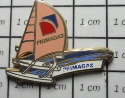 1322 Pin's Pins / Beau Et Rare / THEME : SPORTS / VOILE TRIMARAN PRIMAGAZ Par STARPIN'S - Sailing, Yachting