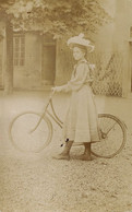 Carte Photo Belle Jeune Fille à Velo Bicycle Robe Longue Chapeau Longue Tresse - Other & Unclassified