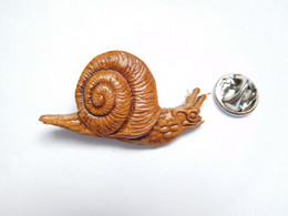 Superbe Pin's En Cuir Repoussé , Escargot , Snail - Animals