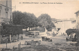 38-ROUSSILLON- LA PLACE , ARRIVEE DE L'AUTOBUS - Roussillon