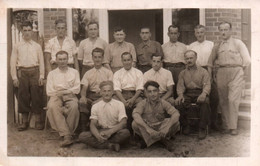 STALAG 2 A DE NEUBRANDENBURG / JOLIE CARTE PHOTO DE PRISONNIERS DONT UN NOMME / TAMPON STALAG  A VOIR - Neubrandenburg