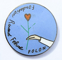 Pin's FONDATION RENAUD FEBVRE - Main Tenant Un Fleur En Forme De Coeur - Dessin De FOLON - Démons & Merveilles - L033A - Associations