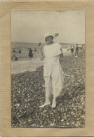 76  CARTE  PHOTO   FEMME  AU  CHAPEAU   AU BORD DE LA MER - Gruppi Di Bambini & Famiglie